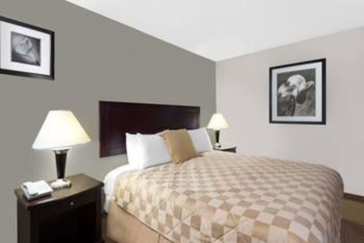 Super 8 by Wyndham Brook Park / Cleveland