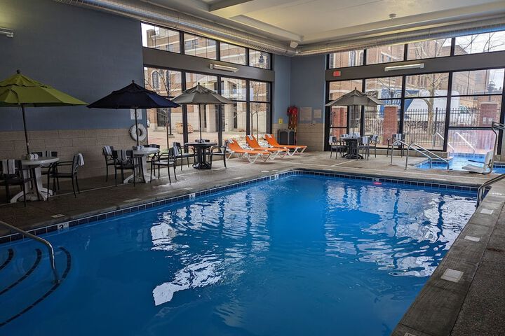 Courtyard by Marriott Holland Downtown