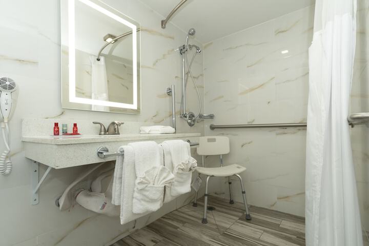Room 8 of 28