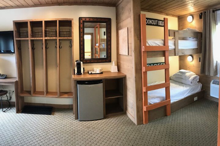 Room 10 of 18