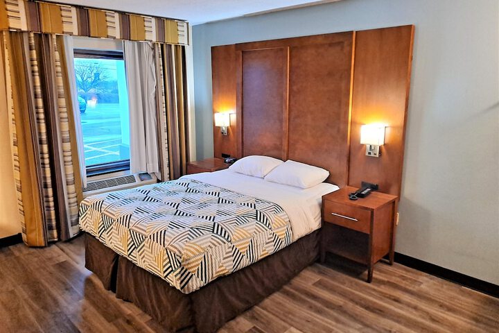Room 33 of 40