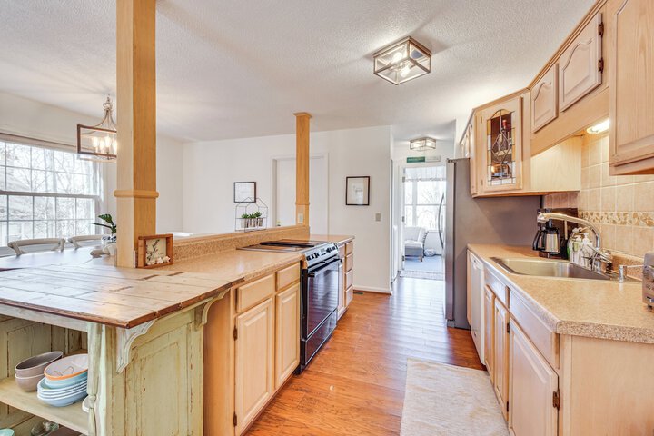 Lakefront Gem w / Games in Westminster!