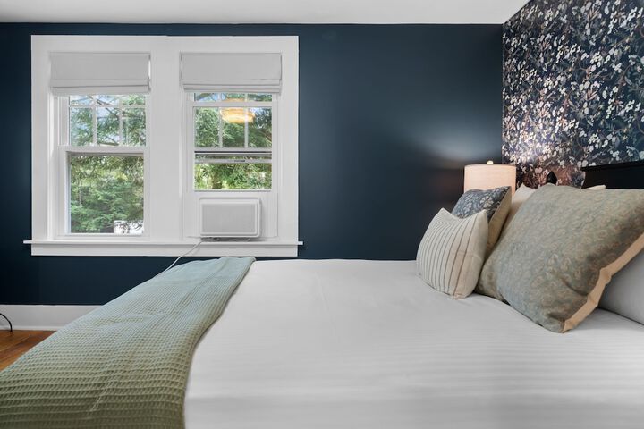 The Aurora Inn & Cottages