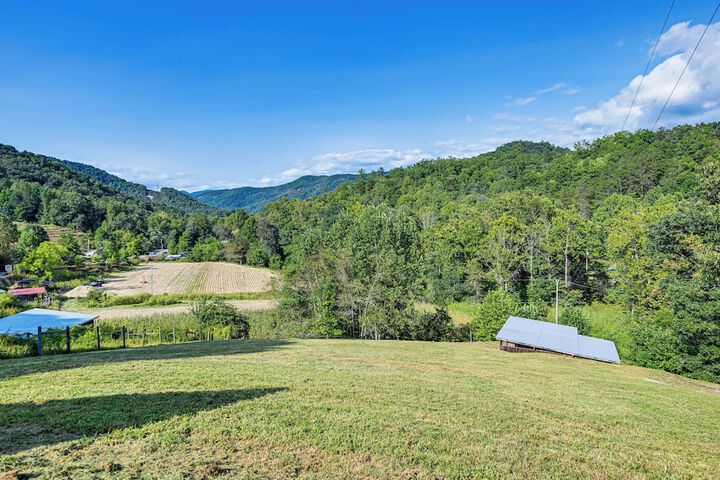 Riverfront Cabin w / Mtn Views in Tuckasegee!