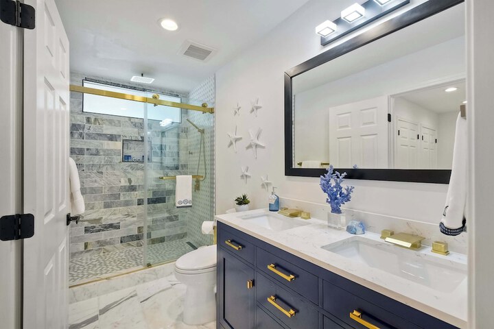 Solana Sunset Stunning Beachside Retreat for 4!