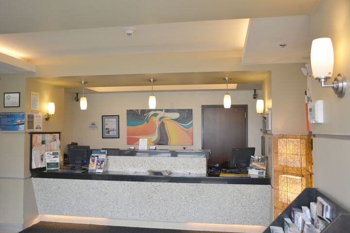 Days Inn & Suites by Wyndham Milwaukee