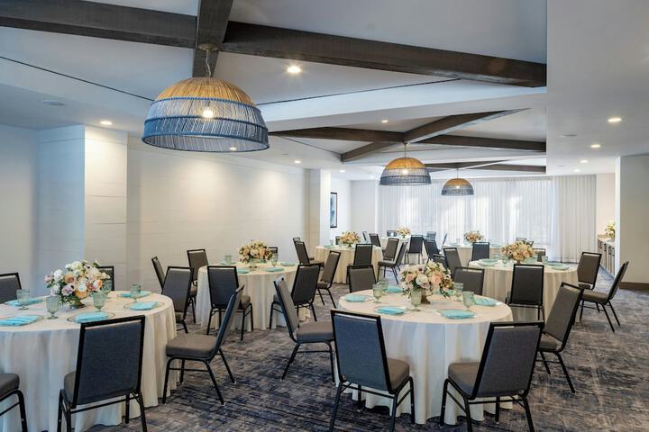 Ballroom/Hall 34 of 37