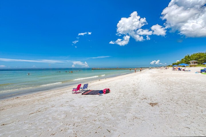 Cottage Haven-one Minute Walk To The Beach-private Yards-keyless Locks