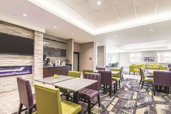 La Quinta Inn & Suites by Wyndham Cincinnati Sharonville