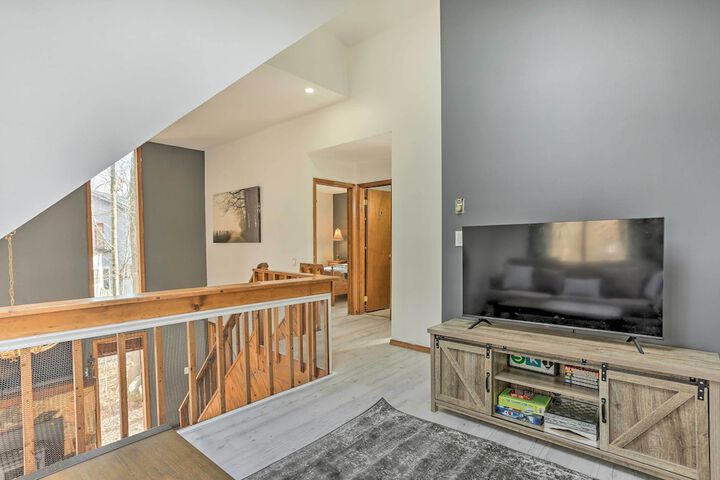 4 Mi to Tubing: Cozy Bushkill Cabin w / Deck!