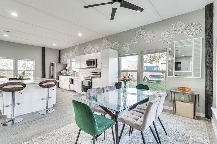 Modern Farmhouse in Del Valle: Rural Setting!
