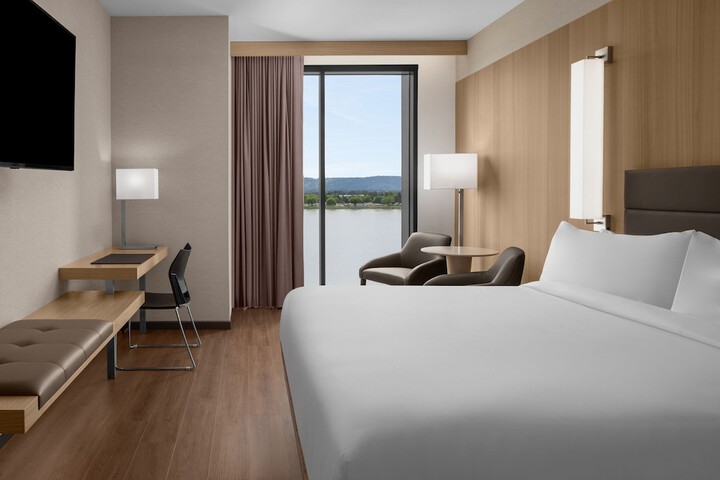 AC Hotel Vancouver Waterfront