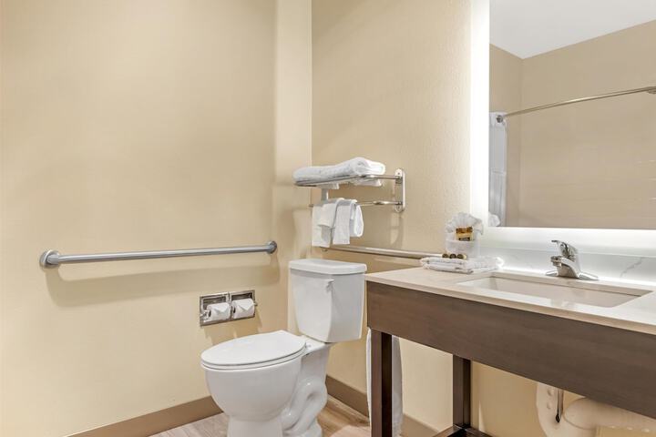 Best Western Plus Monica Royale Inn & Suites