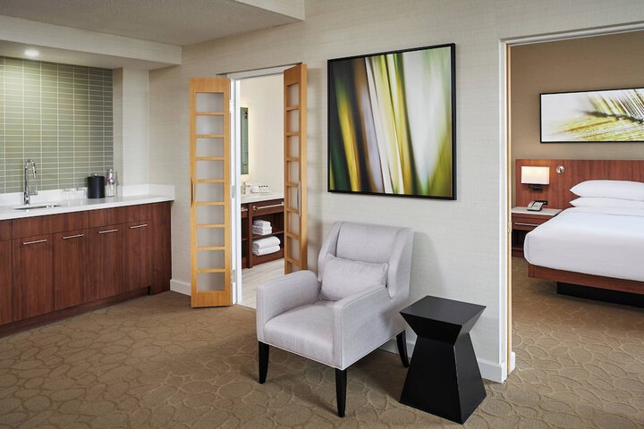 Lounge 54 of 62