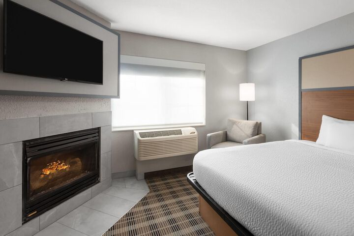 AmericInn by Wyndham Douglas / Saugatuck