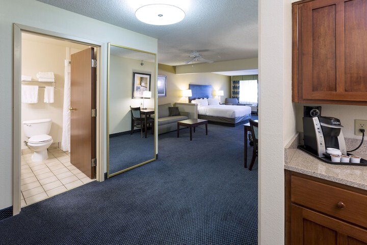 Room 28 of 82
