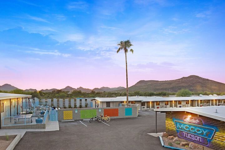 Hotel McCoy Tucson - Art Coffee, Beer, Wine