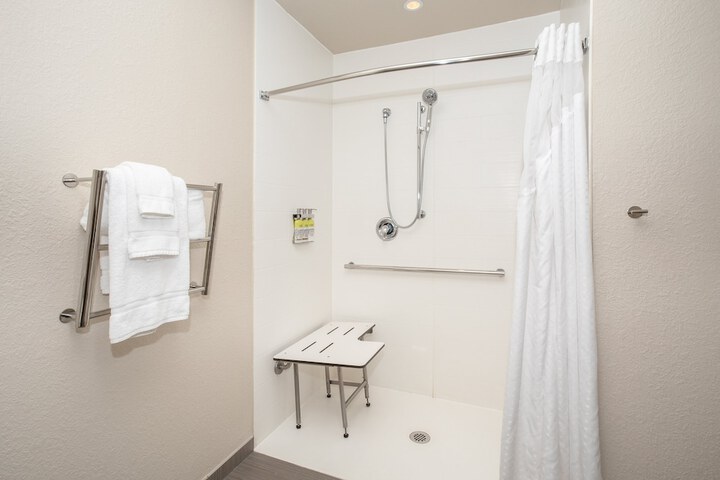 Room 13 of 40