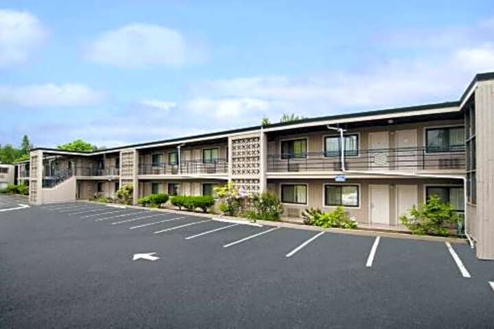 Travelodge by Wyndham Vancouver Lions Gate