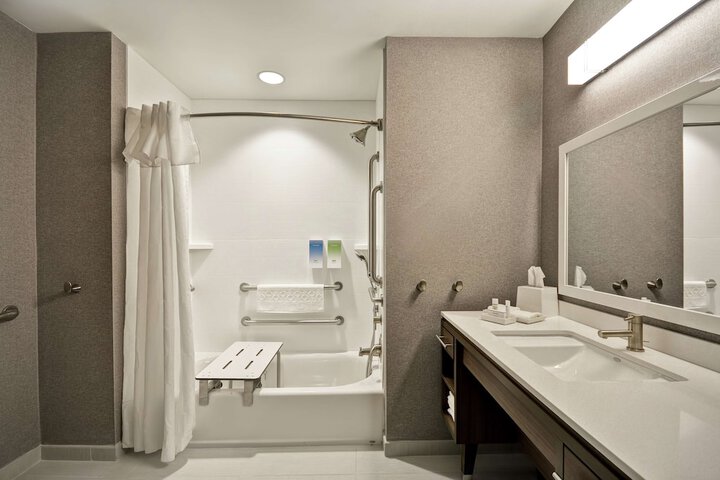 Room 32 of 49