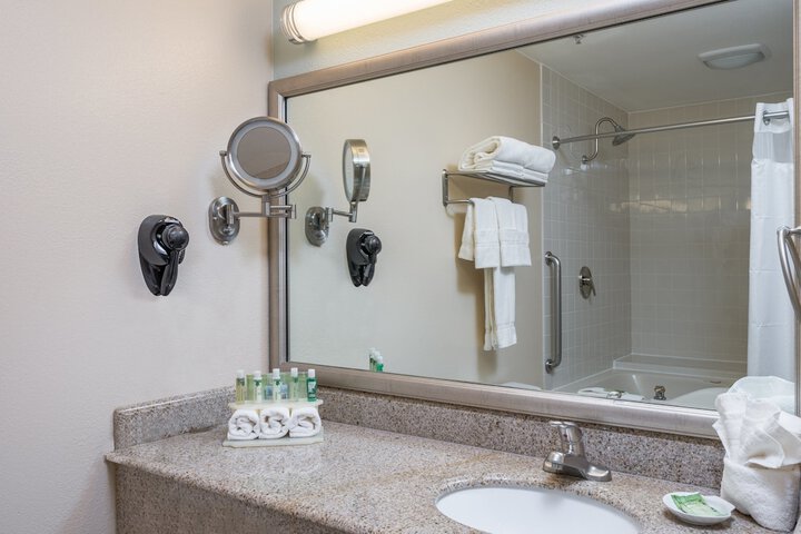 Holiday Inn Express & Suites Santa Clara-Silicon Valley by IHG