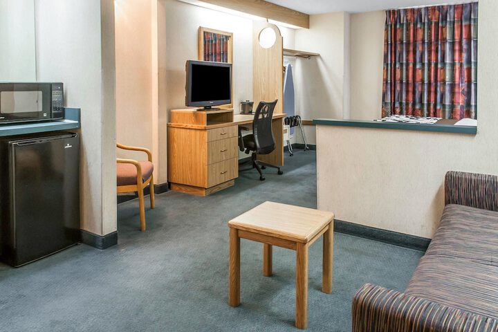 Room 17 of 28