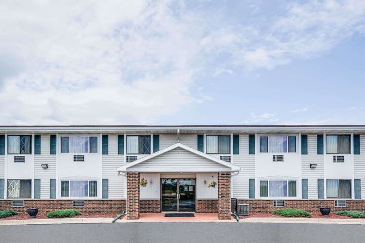 Super 8 by Wyndham Tomah Wisconsin