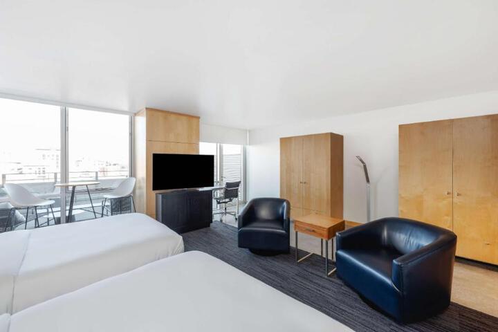 hotelVetro Iowa City Tapestry Collection by Hilton