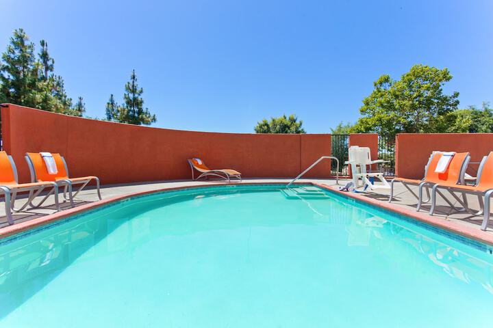 Holiday Inn Express & Suites Elk Grove West I-5 by IHG