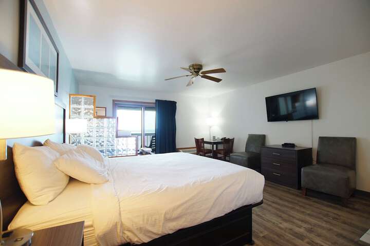 Snyders Shoreline Inn