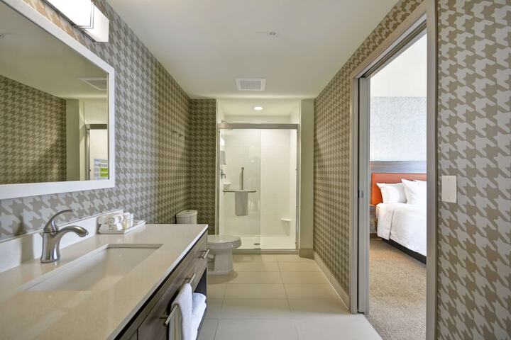 Room 27 of 40