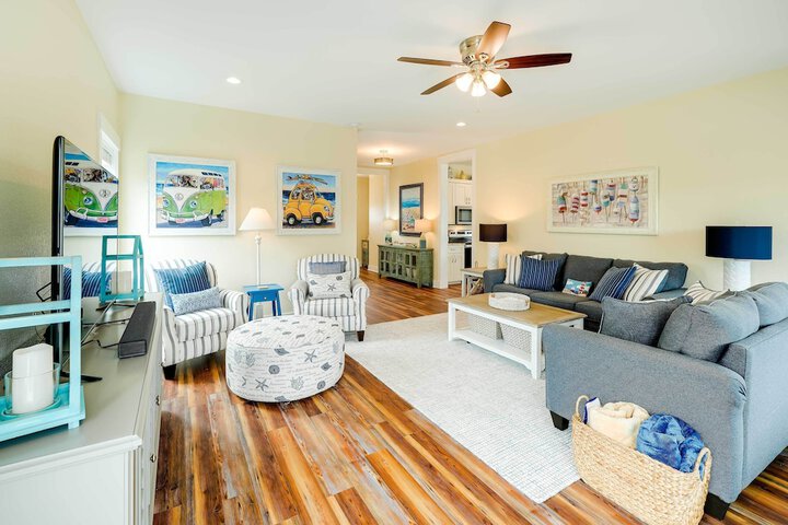 Corolla Vacation Rental w / Pool Walk to Beach!