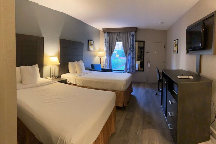 Room 11 of 18