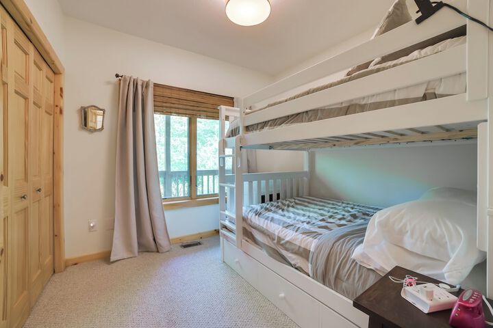 Modern Bellaire Condo: Pool Access Near Skiing!