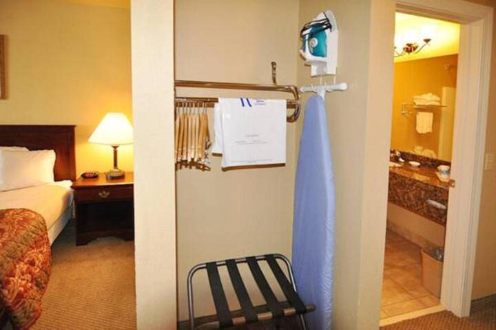 Econo Lodge Inn & Suites