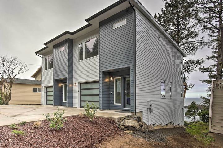 Depoe Bay Townhome w / Deck & Stunning Ocean Views!