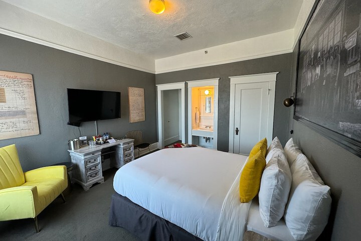 Room 52 of 77