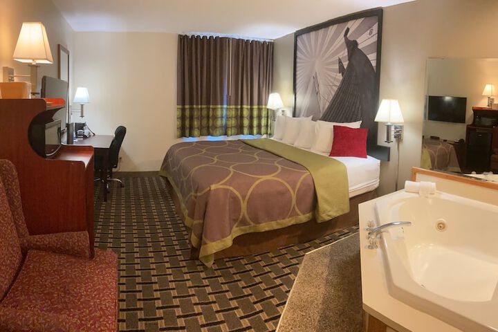Super 8 by Wyndham Chisago City