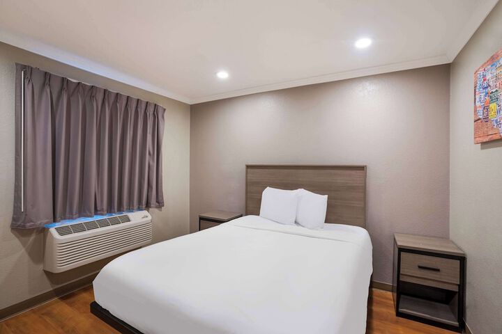 Room 27 of 33