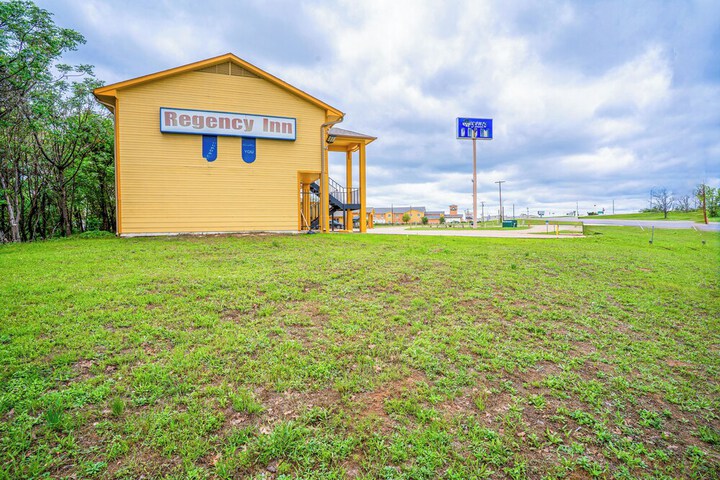 Regency Inn by OYO Rockdale TX