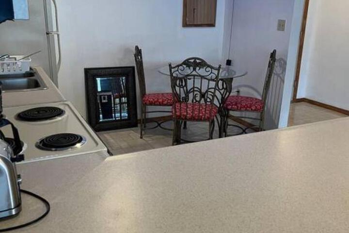 Spacious Apt near Guthrie Packer