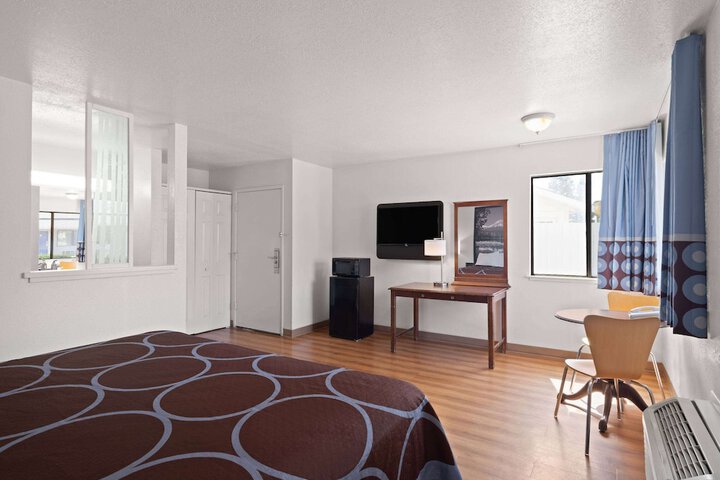 Room 13 of 35