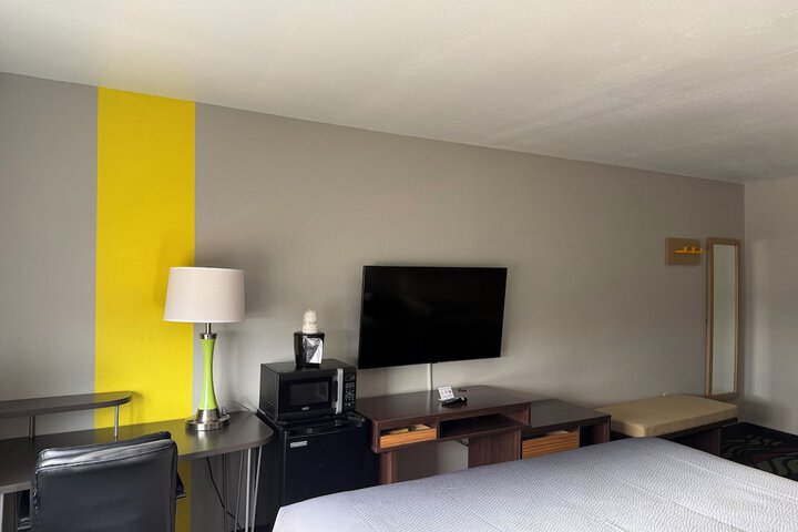 Super 8 by Wyndham Farmington