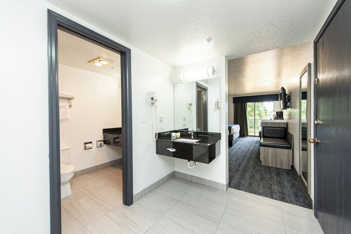 Oyster Bay Inn & Suites