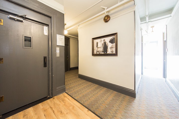 Ballroom/Hall 18 of 20