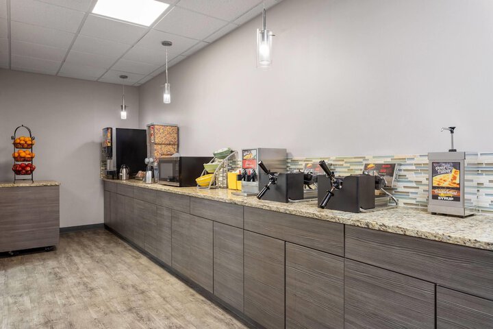 Days Inn and Suites by Wyndham Hammond IN