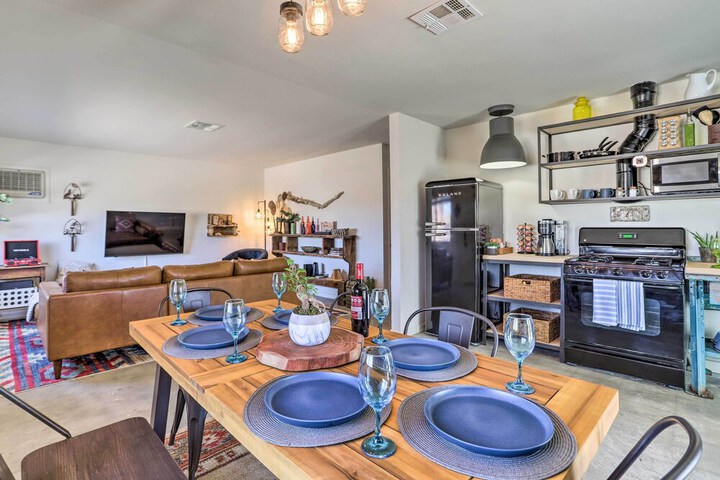 Indie-eclectic Desert Home w / Hot Tub + Patio