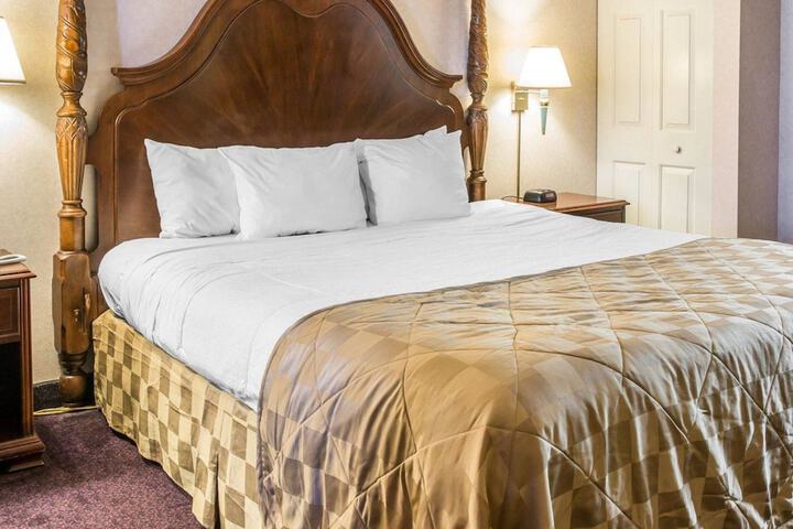 Clarion Hotel Mackinaw City Beachfront
