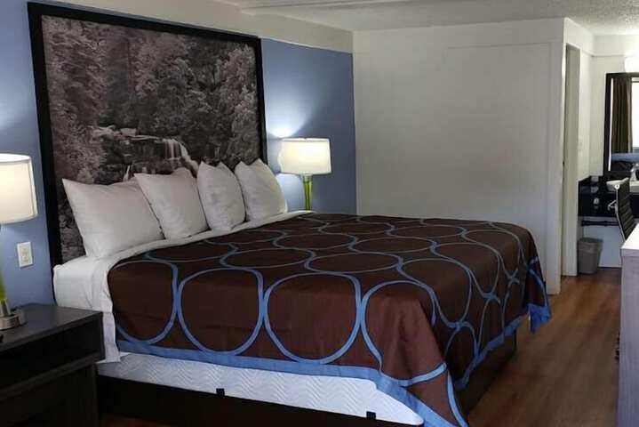 Room 8 of 16