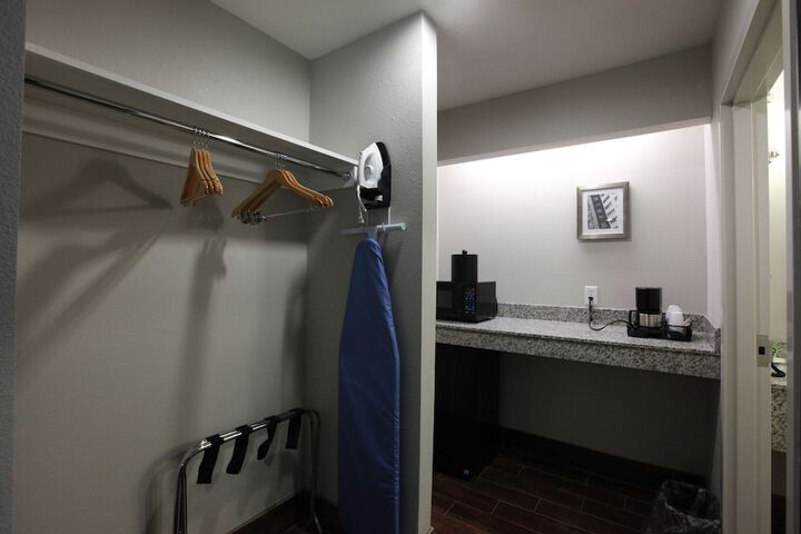 Room 27 of 40